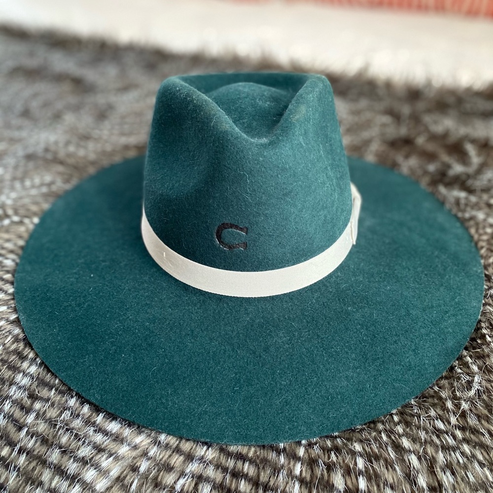 Charlie One hat, size medium, dark green color.
